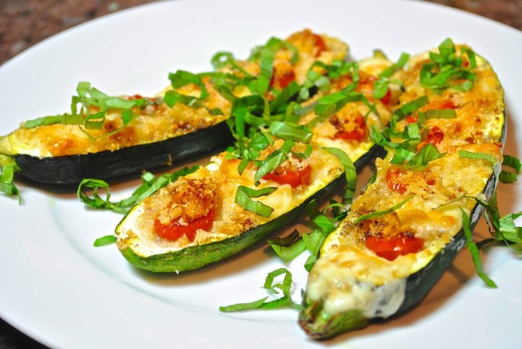 Лодочки из кабачков: 15 вкусных рецептов с разными начинками
