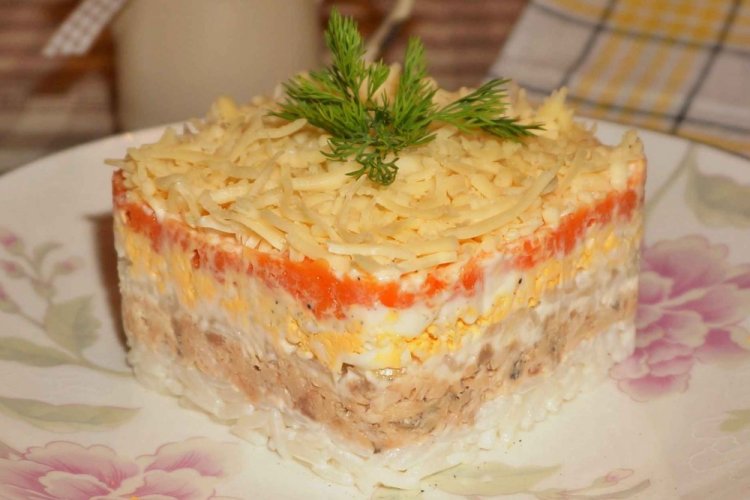 15 салатов с копченой рыбой, которые вы захотите готовить снова и снова