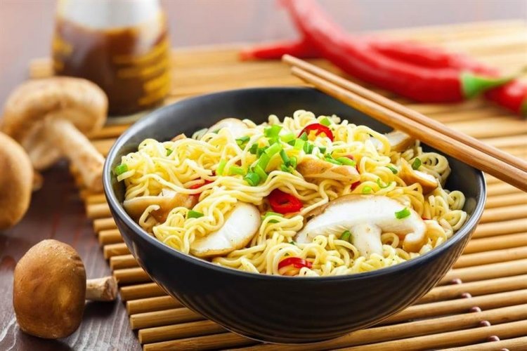 15 салатов с лапшой быстрого приготовления, которые тебя точно удивят