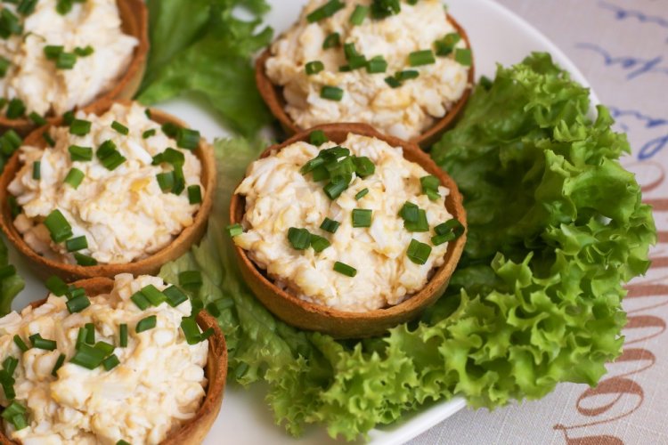 Еврейский салат: 10 самых вкусных рецептов, которые легко повторить дома