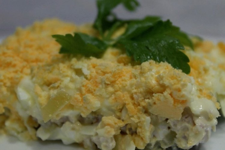Еврейский салат: 10 самых вкусных рецептов, которые легко повторить дома