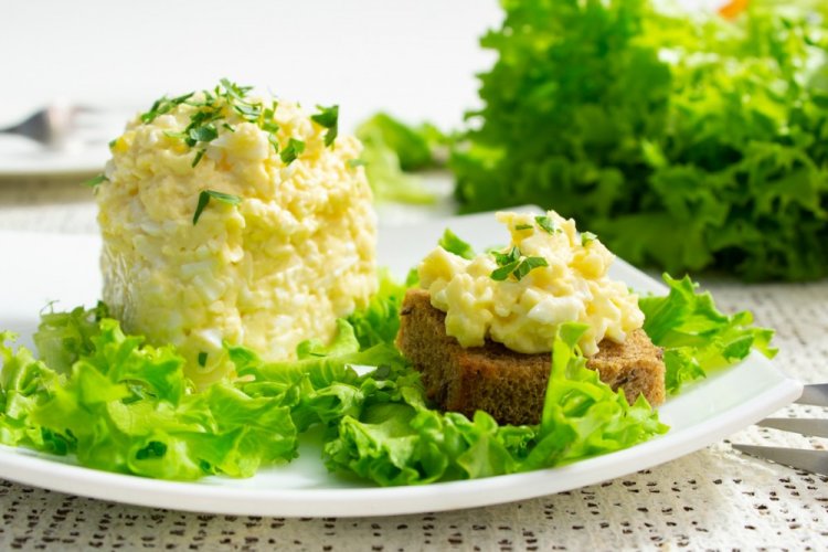 Еврейский салат: 10 самых вкусных рецептов, которые легко повторить дома
