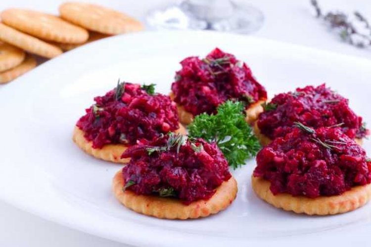 Закуски на крекерах: 20 отличных рецептов, которые удивят семью и гостей