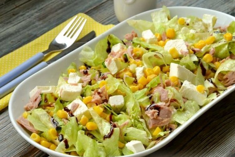 15 салатов с тунцом и кукурузой, которые готовятся быстро и без хлопот
