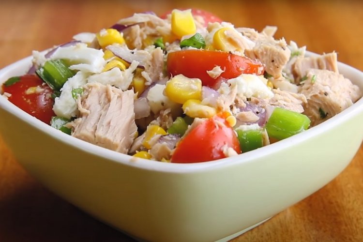 15 салатов с тунцом и кукурузой, которые готовятся быстро и без хлопот