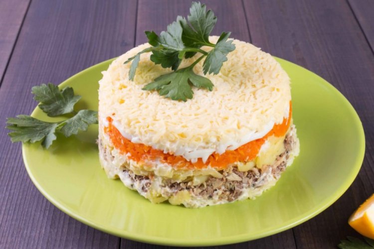 15 салатов с тунцом и кукурузой, которые готовятся быстро и без хлопот