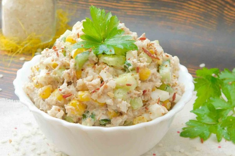 15 салатов с тунцом и кукурузой, которые готовятся быстро и без хлопот