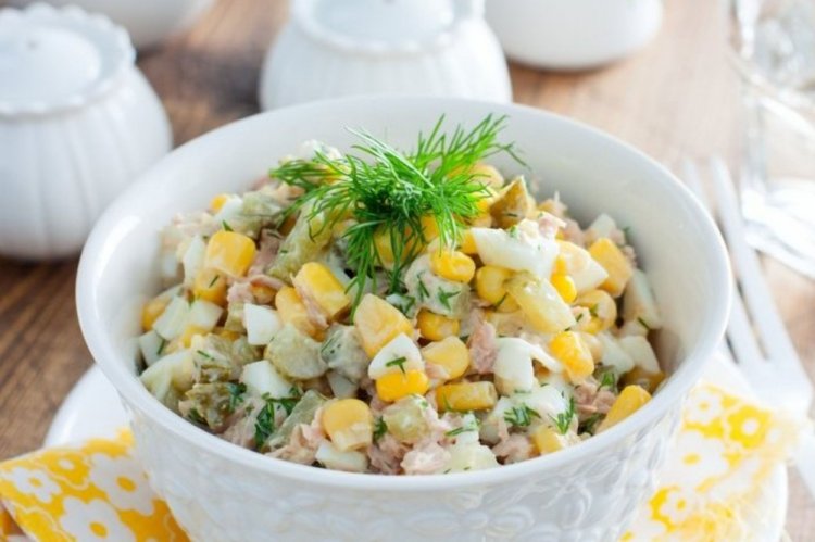 15 салатов с тунцом и кукурузой, которые готовятся быстро и без хлопот