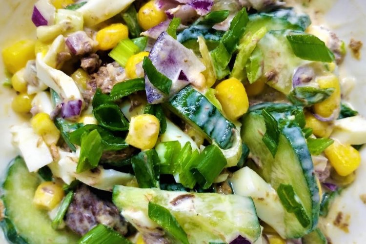 15 салатов с тунцом и кукурузой, которые готовятся быстро и без хлопот