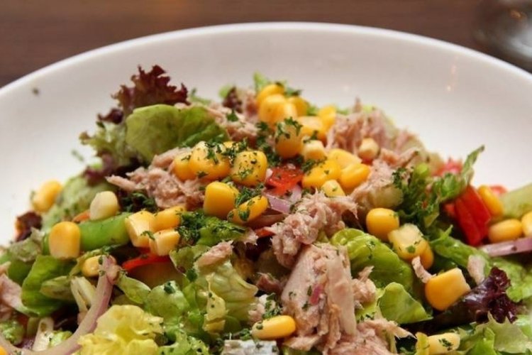 15 салатов с тунцом и кукурузой, которые готовятся быстро и без хлопот