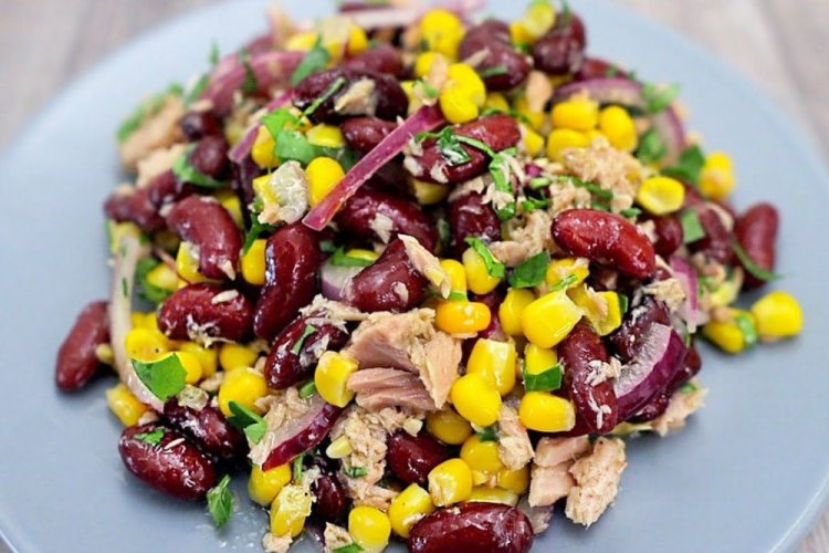 15 салатов с тунцом и кукурузой, которые готовятся быстро и без хлопот