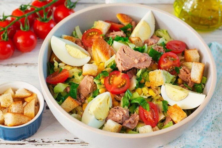 15 салатов с тунцом и кукурузой, которые готовятся быстро и без хлопот