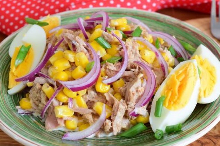 15 салатов с тунцом и кукурузой, которые готовятся быстро и без хлопот