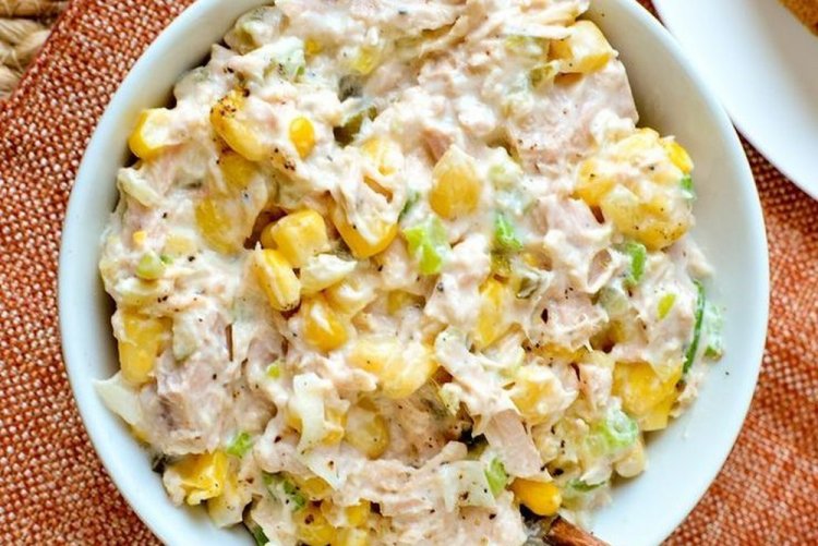 15 салатов с тунцом и кукурузой, которые готовятся быстро и без хлопот