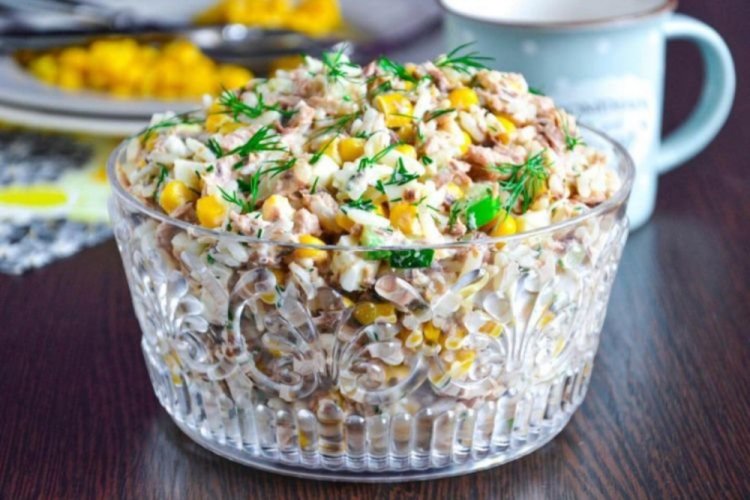 15 салатов с тунцом и кукурузой, которые готовятся быстро и без хлопот