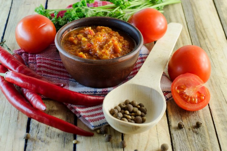 10 рецептов сацебели на зиму, которые обязательно удивят