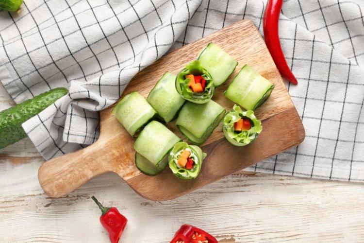 10 оригинальных рецептов, как приготовить рулетики из огурцов с начинкой