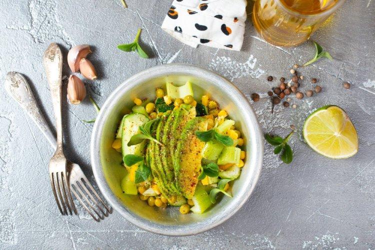ПП салаты с кукурузой: 20 полезных и вкусных рецептов на каждый день