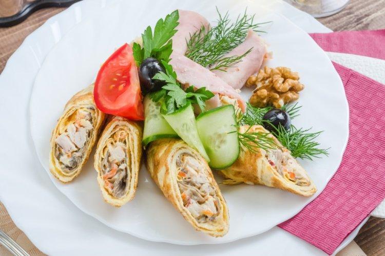 Роллы из блинов с начинкой: 8 самых вкусных рецептов приготовления