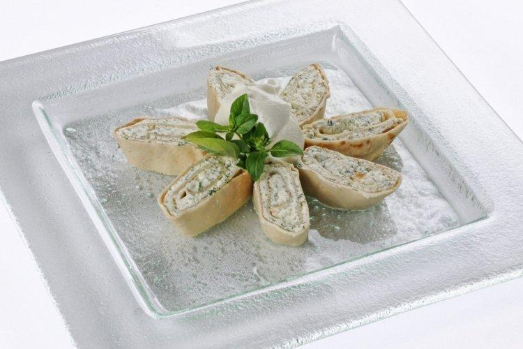 Роллы из блинов с начинкой: 8 самых вкусных рецептов приготовления