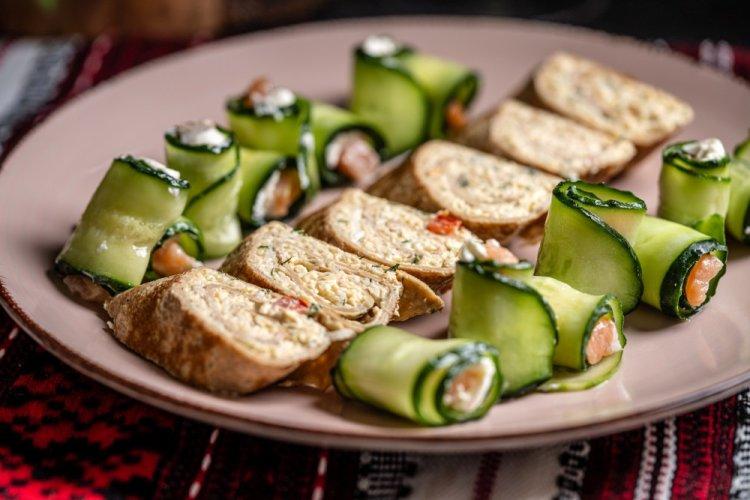 Роллы из блинов с начинкой: 8 самых вкусных рецептов приготовления