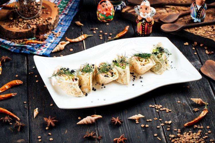 Роллы из блинов с начинкой: 8 самых вкусных рецептов приготовления