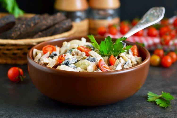 12 салатов с куриными сердечками, которые захочется приготовить еще не раз