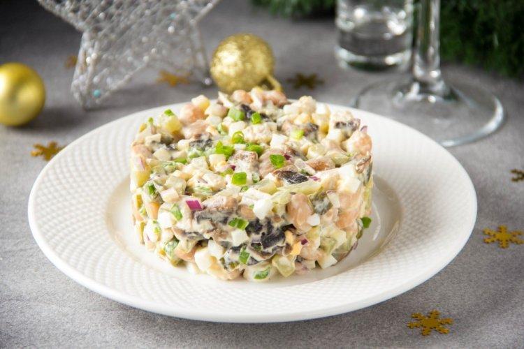 12 салатов с куриными сердечками, которые захочется приготовить еще не раз