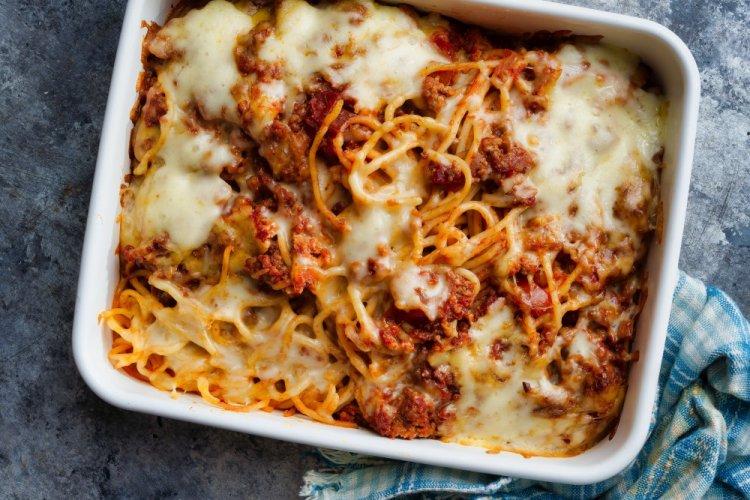 Как приготовить лапшевник: 8 рецептов сытной и вкусной запеканки