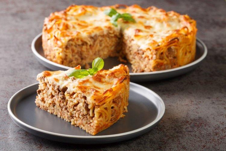 Как приготовить лапшевник: 8 рецептов сытной и вкусной запеканки