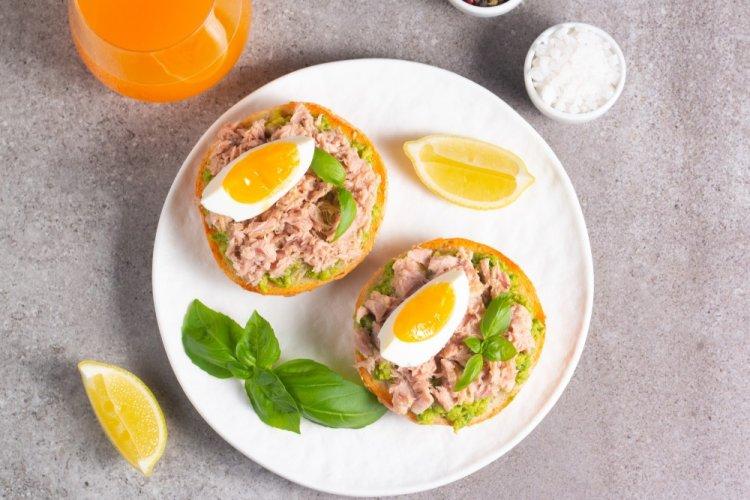 10 рецептов брускетт с соусом песто, перед которыми сложно устоять