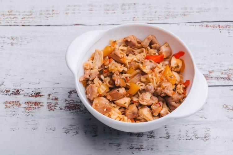 10 самых вкусных рецептов с лапшой быстрого приготовления