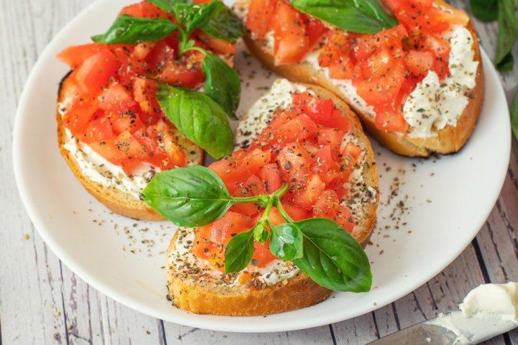 12 простых и невероятно вкусных рецептов брускетт с творожным сыром