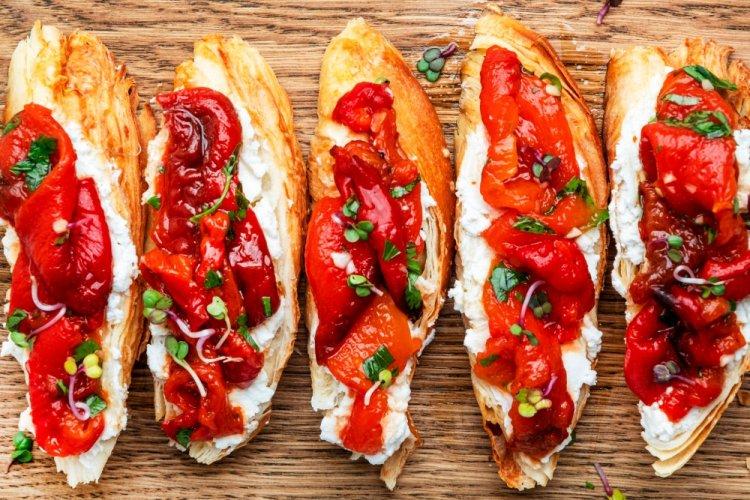 12 простых и невероятно вкусных рецептов брускетт с творожным сыром