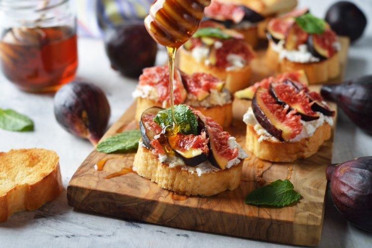 12 простых и невероятно вкусных рецептов брускетт с творожным сыром