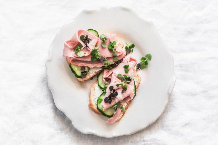 12 простых и невероятно вкусных рецептов брускетт с творожным сыром