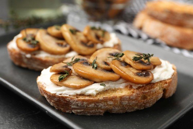 12 простых и невероятно вкусных рецептов брускетт с творожным сыром