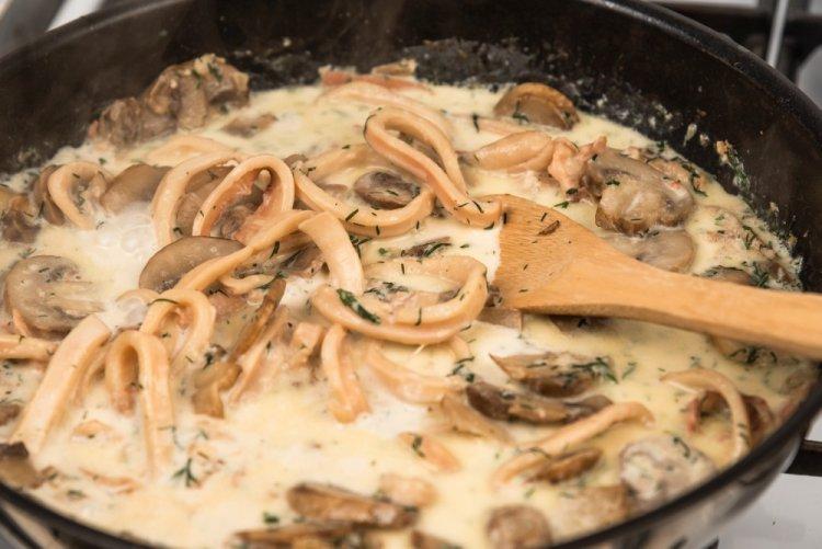 Кальмары в сливочном соусе: 10 самых вкусных рецептов