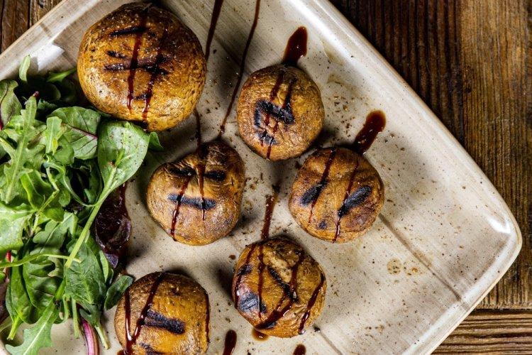 Шампиньоны на мангале: 10 вкусных и оригинальных рецептов