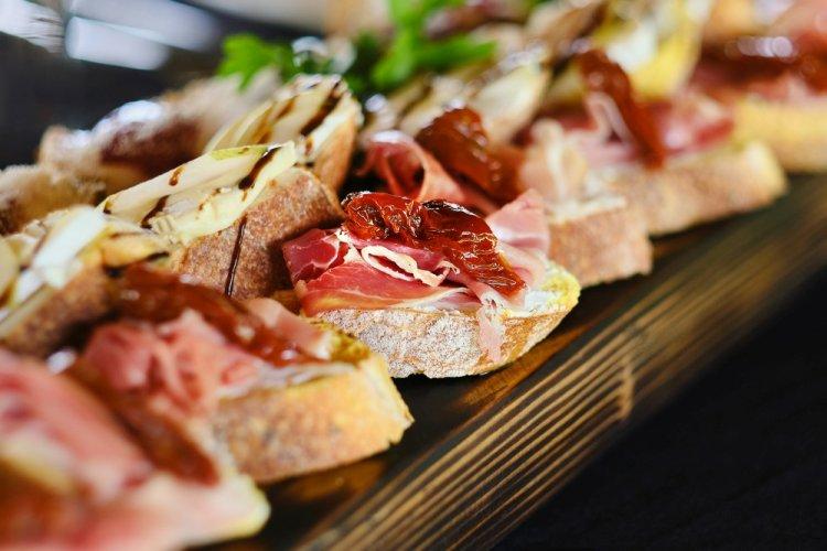 10 рецептов брускетт с беконом, которые сможет приготовить каждый