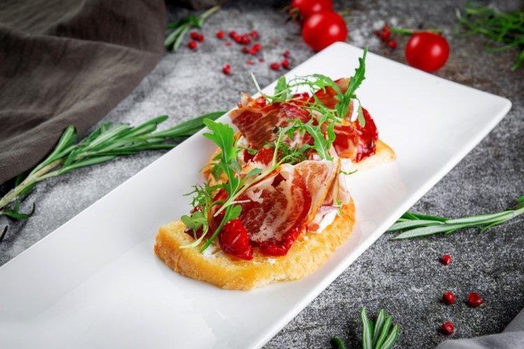 10 рецептов брускетт с беконом, которые сможет приготовить каждый