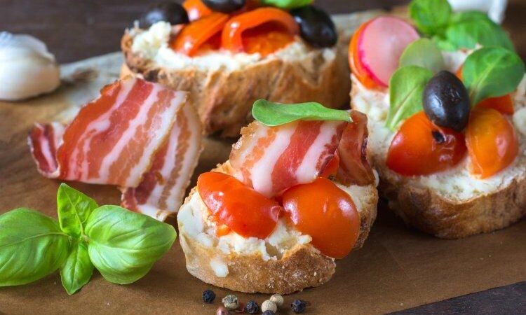 10 рецептов брускетт с беконом, которые сможет приготовить каждый