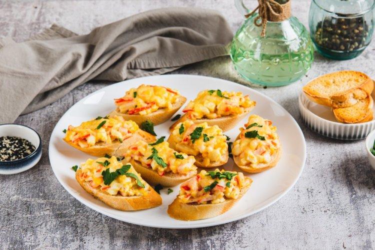 10 салатов с кальмарами и крабовыми палочками, которые украсят любой стол