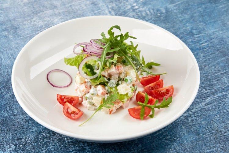 10 салатов с кальмарами и крабовыми палочками, которые украсят любой стол