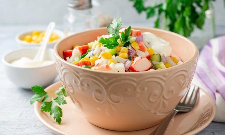 10 салатов с кальмарами и крабовыми палочками, которые украсят любой стол