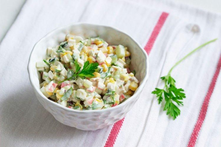 10 салатов с кальмарами и крабовыми палочками, которые украсят любой стол