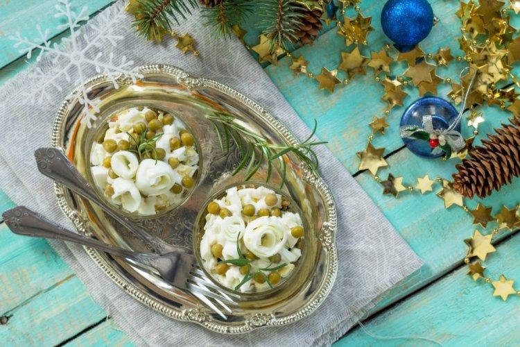 10 салатов с кальмарами и крабовыми палочками, которые украсят любой стол