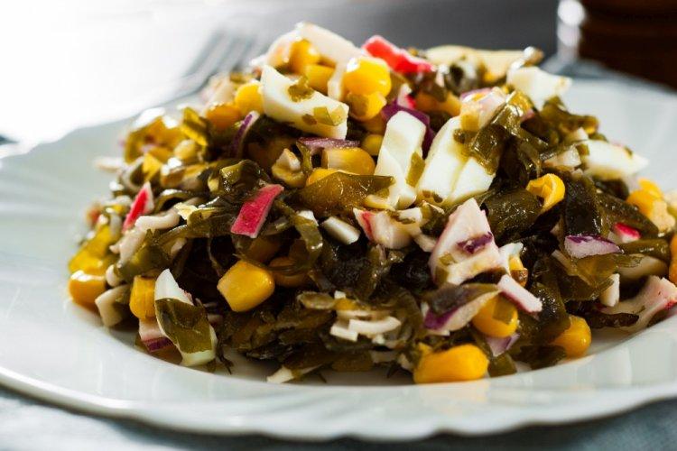 10 салатов с кальмарами и крабовыми палочками, которые украсят любой стол