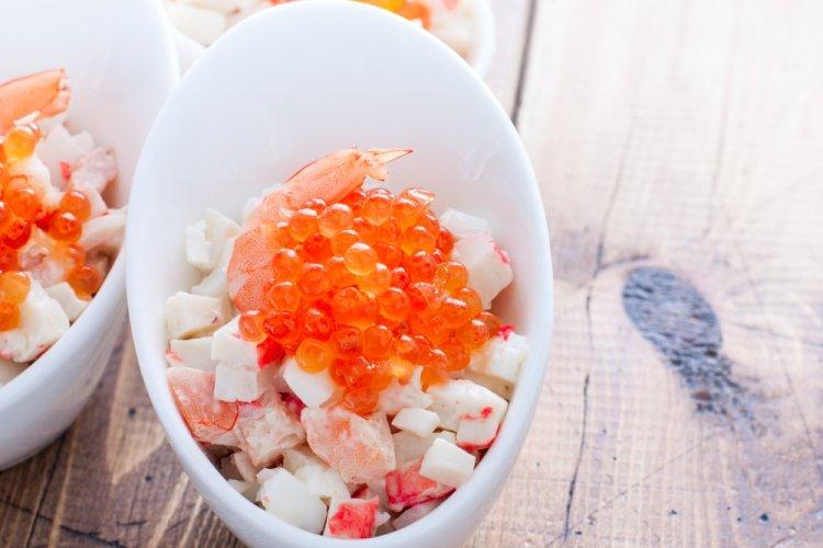 10 салатов с кальмарами и крабовыми палочками, которые украсят любой стол