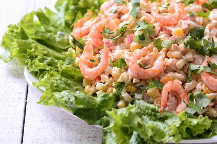 10 салатов с кальмарами и крабовыми палочками, которые украсят любой стол